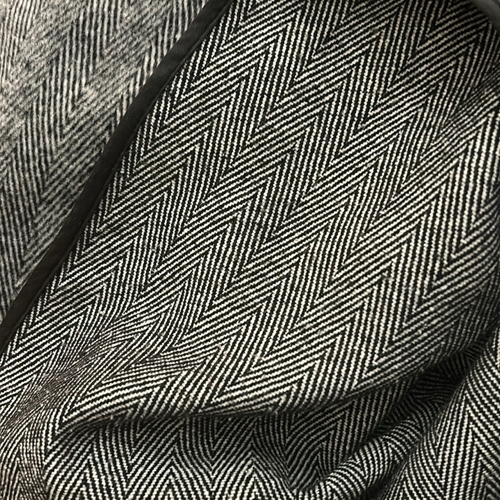 Black and white herringbone cape, Pancho - Picture 7 of 7